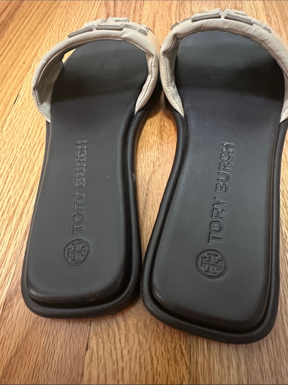 Tory Burch Cream Leather Logo Slide Sandals with Black Footbed - Picture 3 of 3